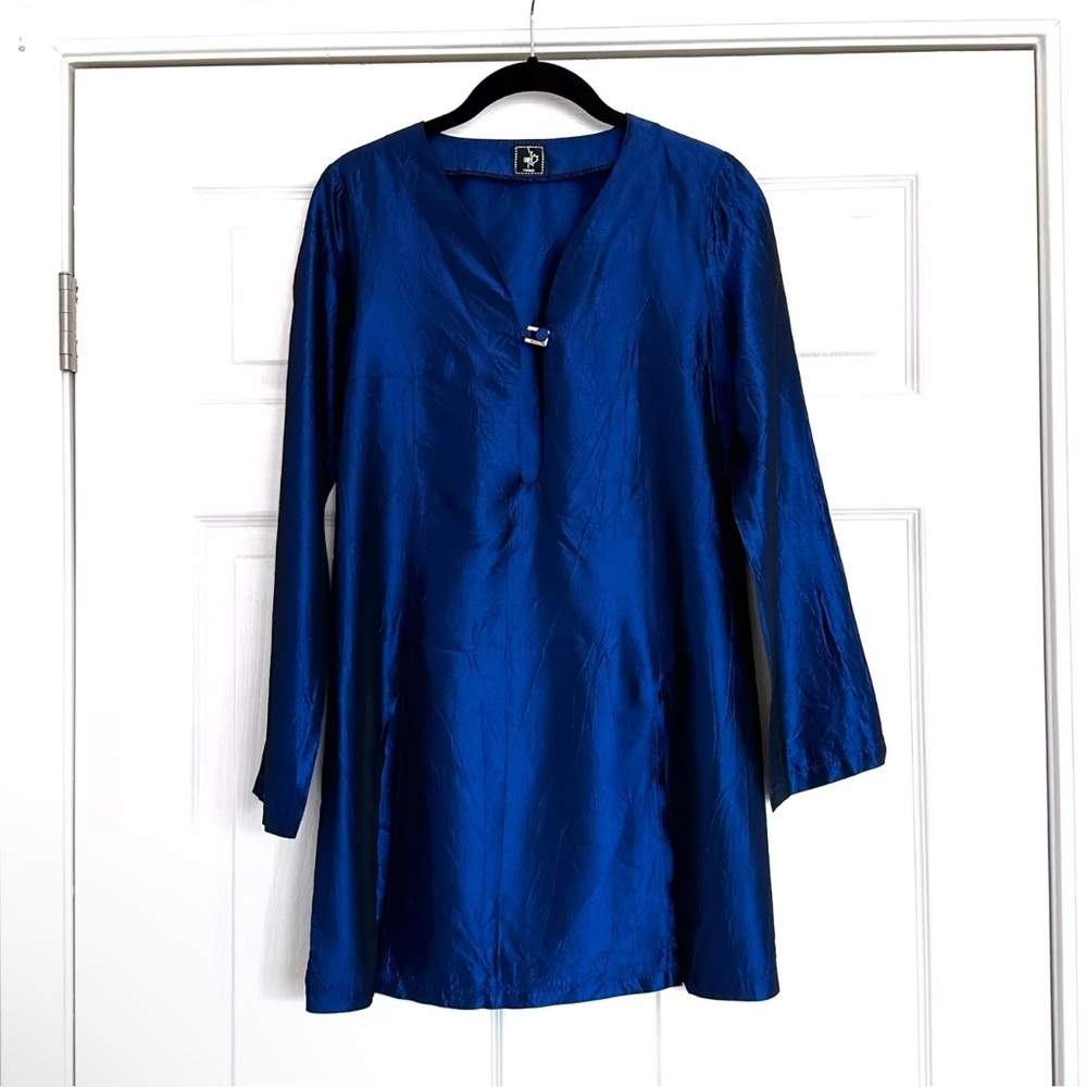 Relaxed Blue Tunic with Long Sleeves
